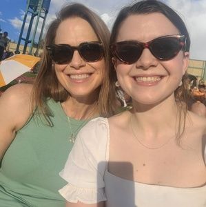 Meet your Posher, Elizabeth